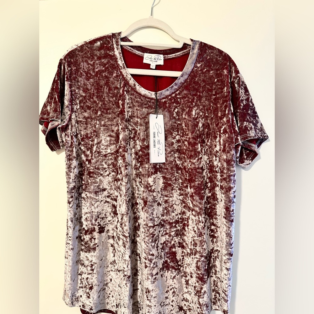Short sleeved velvet top